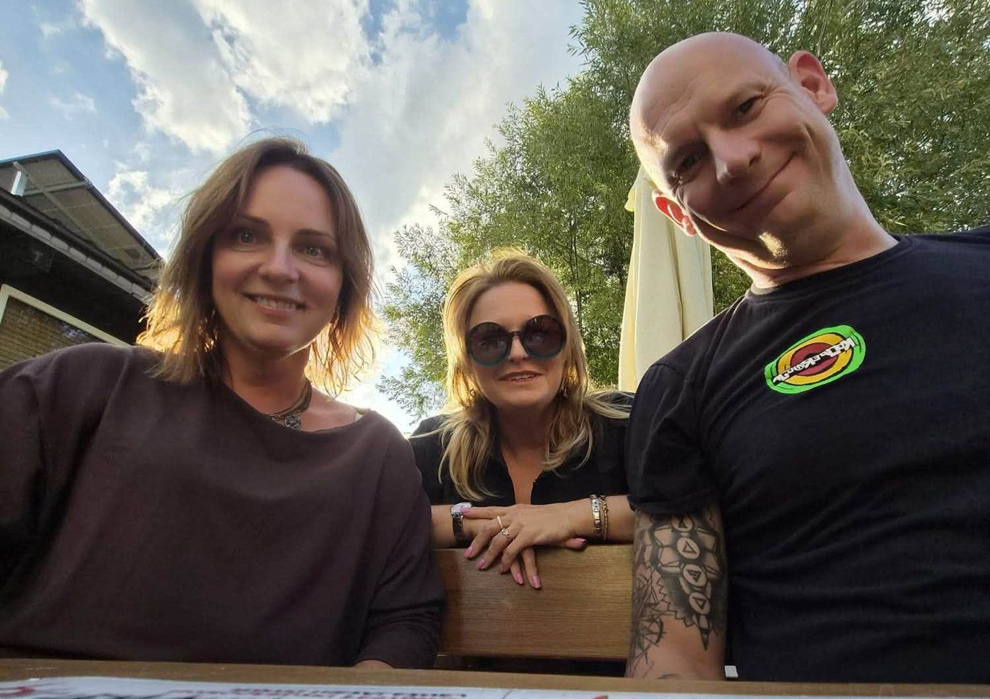 Organizatorzy Alternativ Fest przy stole z plakatami festiwalu