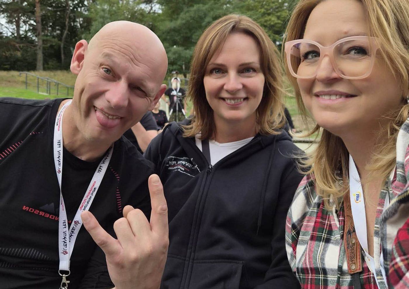 Organizatorzy Alternativ Fest z festiwalowymi identyfikatorami